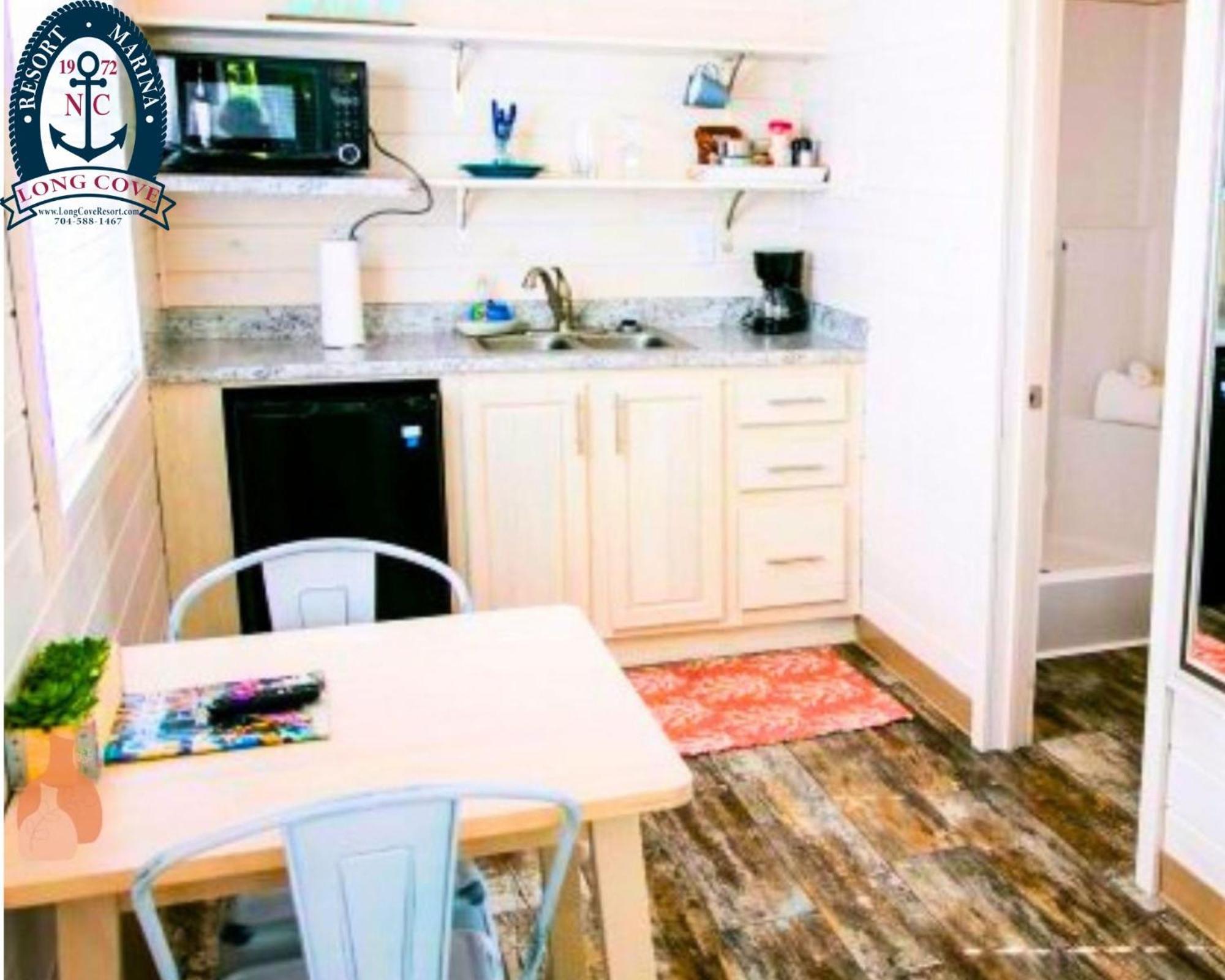 Long Cove Resort And Marina Charlotte Room photo