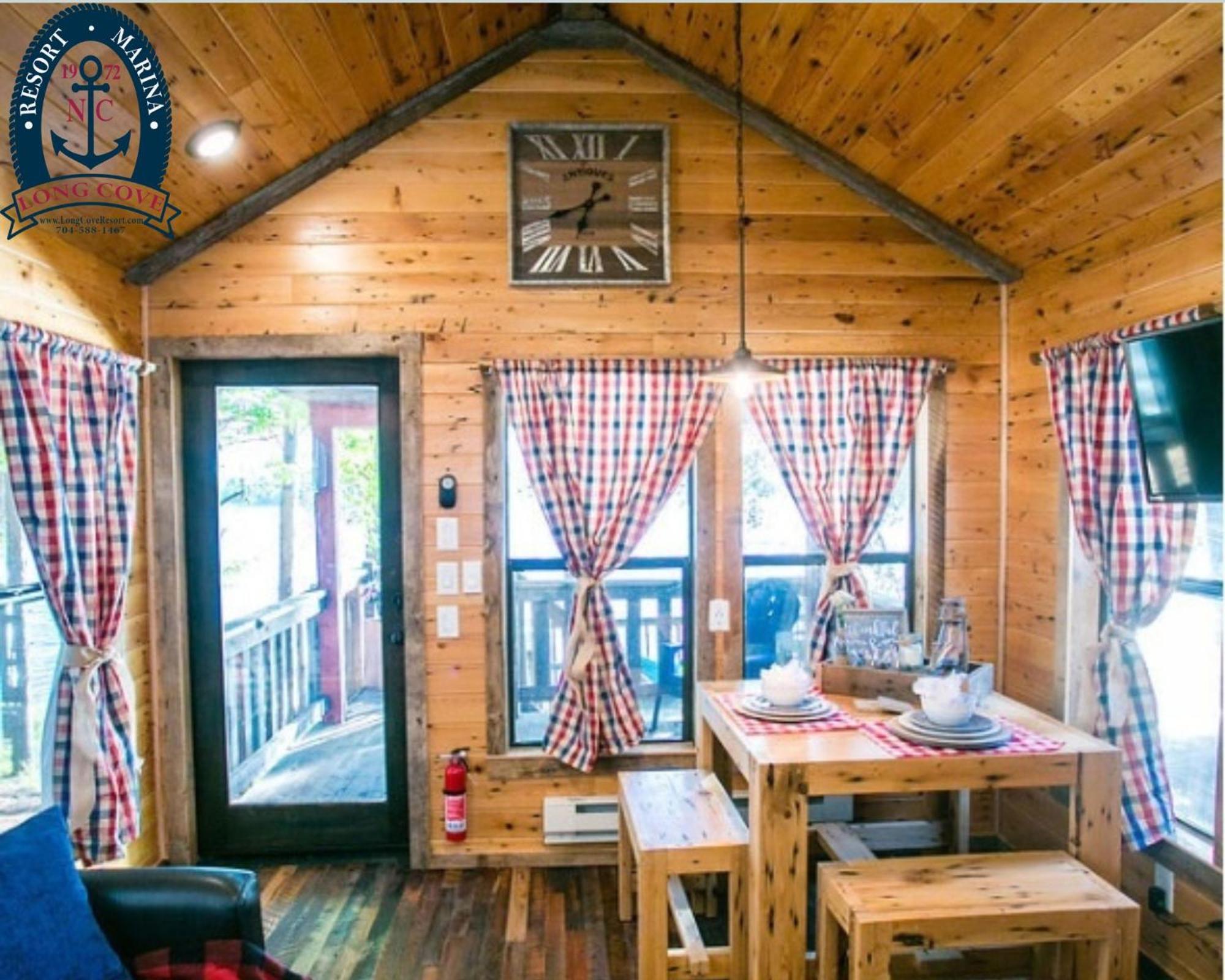 Long Cove Resort And Marina Charlotte Room photo