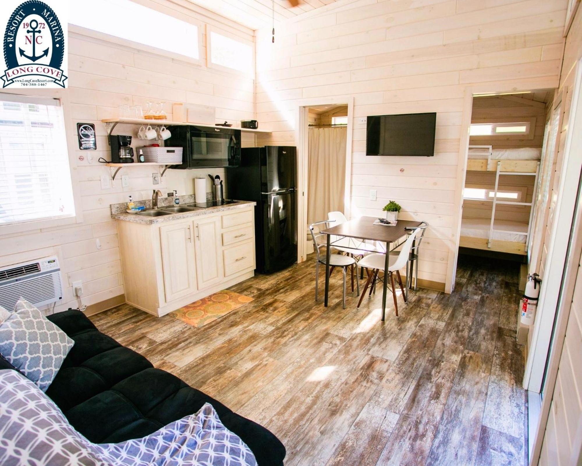 Long Cove Resort And Marina Charlotte Room photo